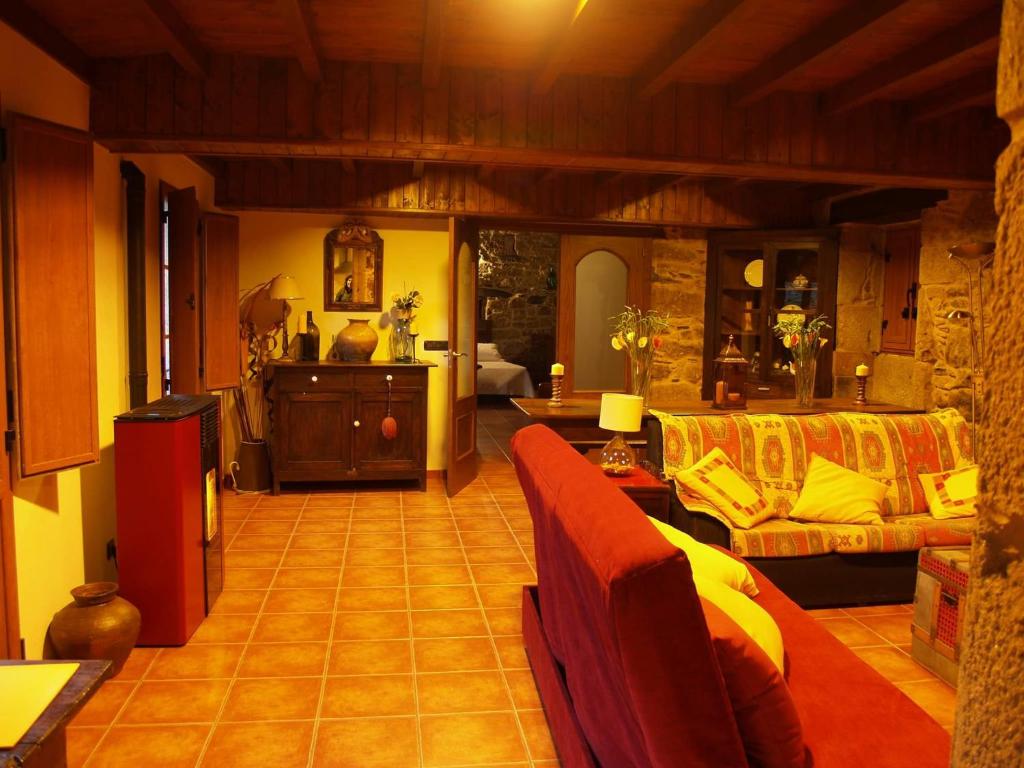 un soggiorno con divano e tavolo di A Casa do Río a Chantada