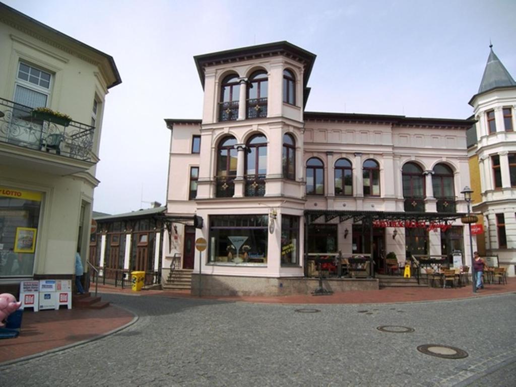 ein großes Gebäude an einer Straße in einer Stadt in der Unterkunft Haus Lucie in Heringsdorf