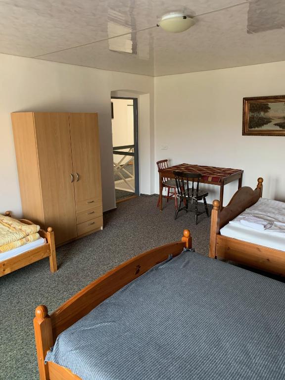 Postel nebo postele na pokoji v ubytování Penzion Na Bobrovníku