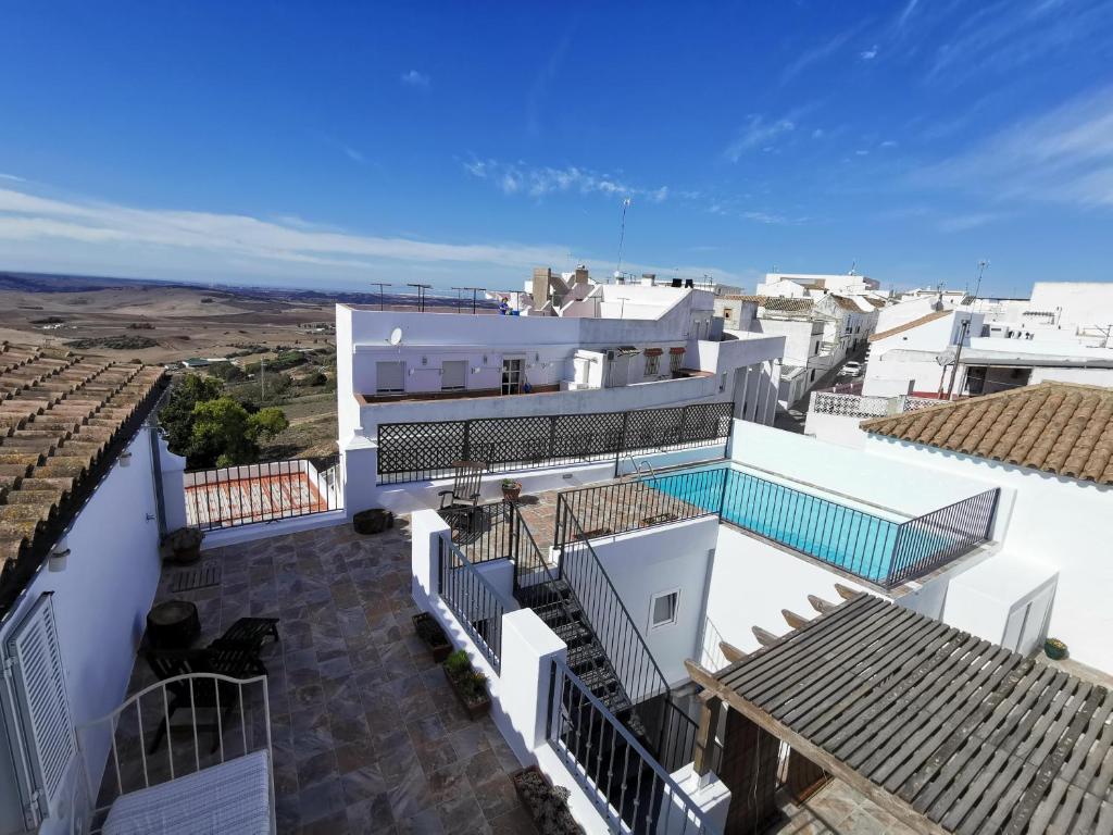 Vistas al mar de una casa blanca con piscina en TRIPERIA 25 en Medina Sidonia