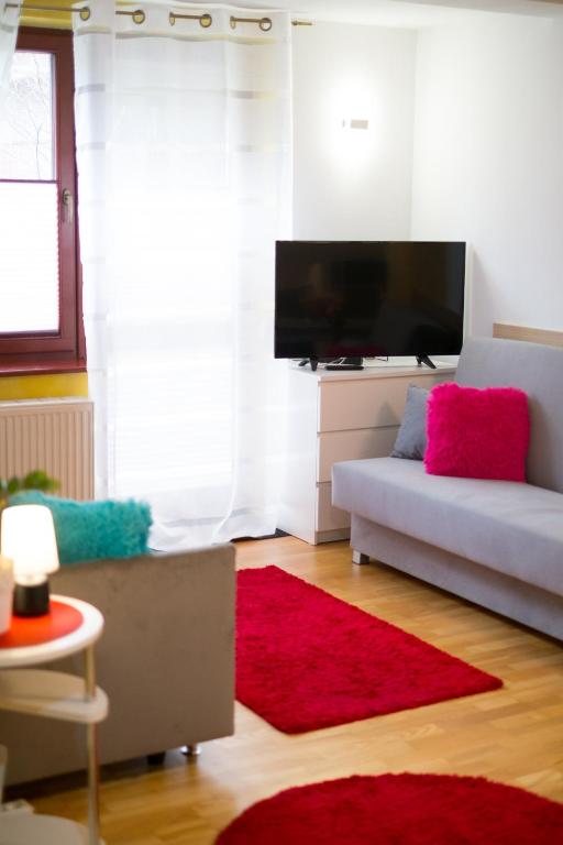 Televízia a/alebo spoločenská miestnosť v ubytovaní Apartament Promyk Pod Lipkami APARTZAKOP
