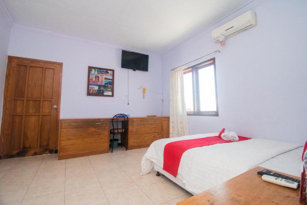 Postel nebo postele na pokoji v ubytování RedDoorz near Pantai Boom