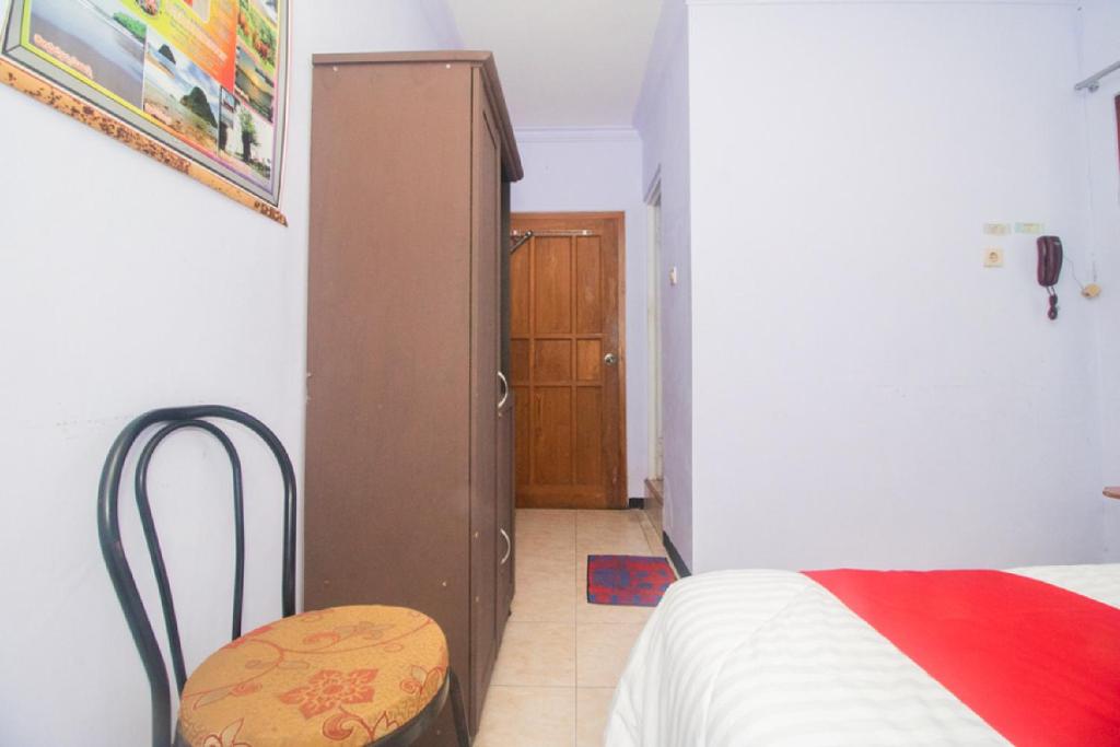 Postel nebo postele na pokoji v ubytování RedDoorz near Pantai Boom