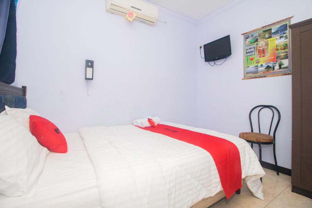 Postel nebo postele na pokoji v ubytování RedDoorz near Pantai Boom