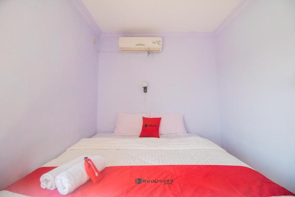 Postel nebo postele na pokoji v ubytování RedDoorz near Pantai Boom