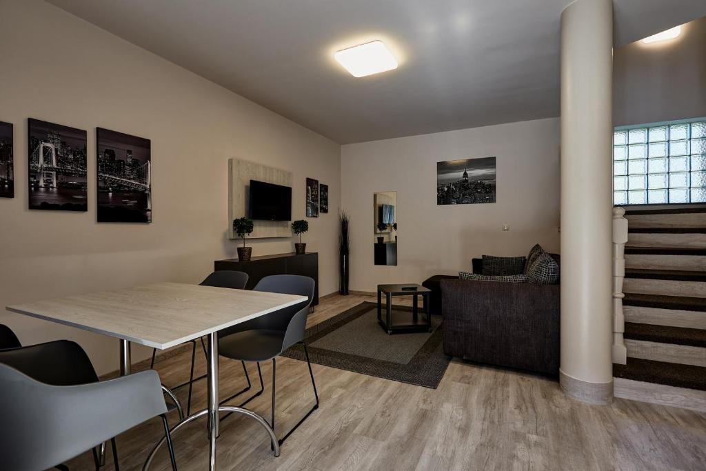 Televízia a/alebo spoločenská miestnosť v ubytovaní Óvár Apartman