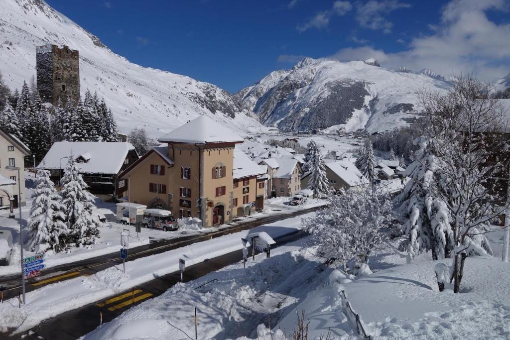 Sust Lodge am Gotthard under vintern