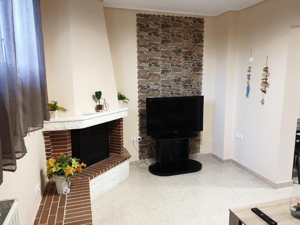 TV a/nebo společenská místnost v ubytování Vaso's country house near the beach and airport