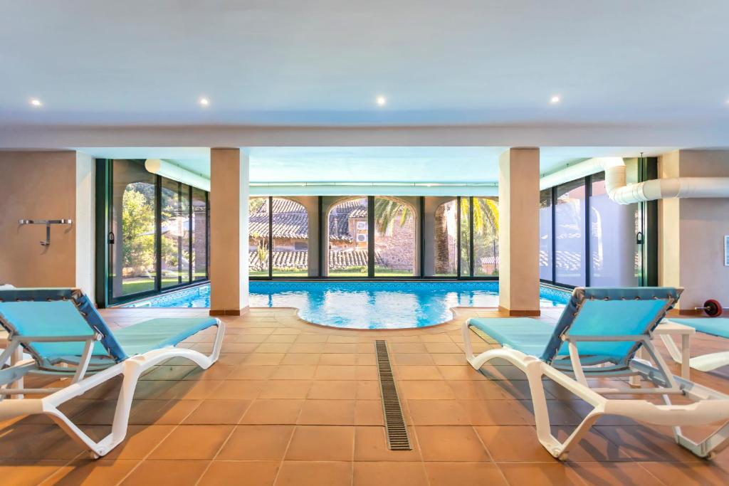 basen z 2 krzesłami w hotelowym holu w obiekcie VILLA CIRCE w mieście Fornalutx