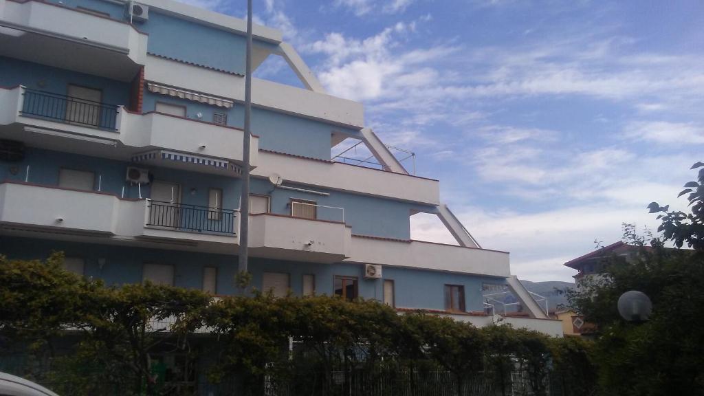 ein weißes Gebäude mit Balkon auf der Seite in der Unterkunft Appartamento Da Marina in Scalea