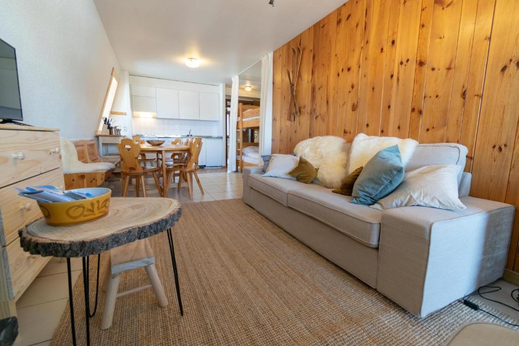 uma sala de estar com um sofá e uma mesa em Apartment Mont-Parrain em La Tzoumaz