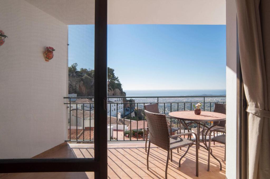 a balcony with a table and a view of the ocean at Apartment Vista de Pájaro in Mijas
