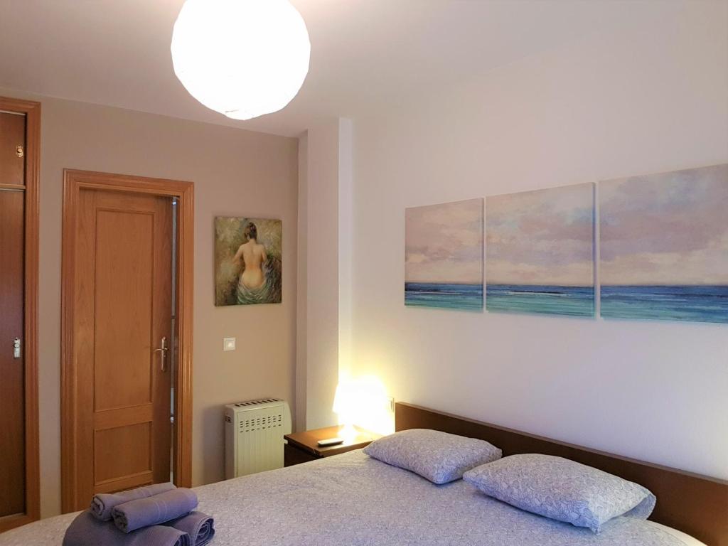 リンコン・デ・ラ・ビクトリアにあるApartamento con Terraza a 5 min playaのベッドルーム1室(枕2つ付)