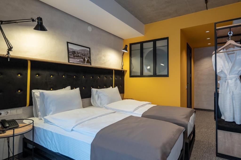 Postel nebo postele na pokoji v ubytování Tbilisi Story Hotel