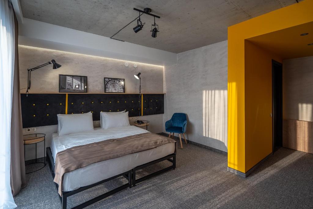 Postel nebo postele na pokoji v ubytování Tbilisi Story Hotel