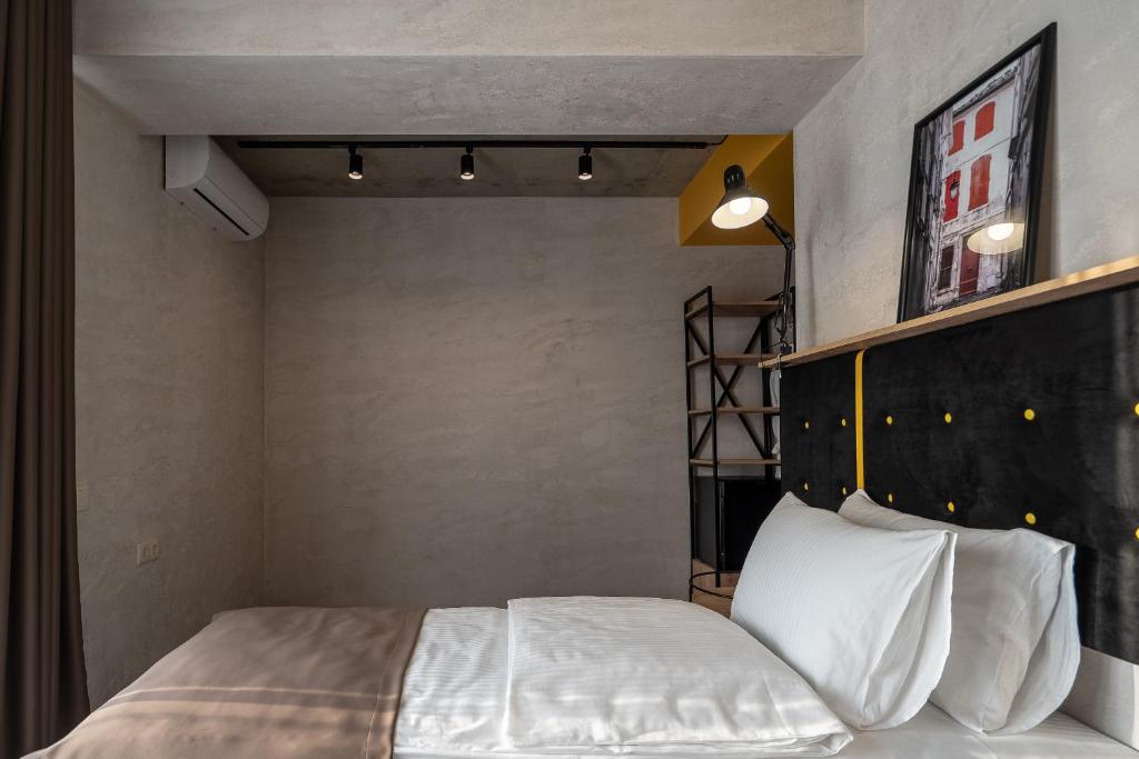 Postel nebo postele na pokoji v ubytování Tbilisi Story Hotel