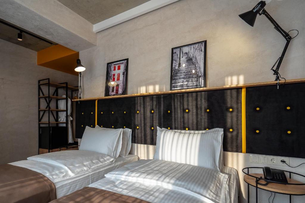 Postel nebo postele na pokoji v ubytování Tbilisi Story Hotel