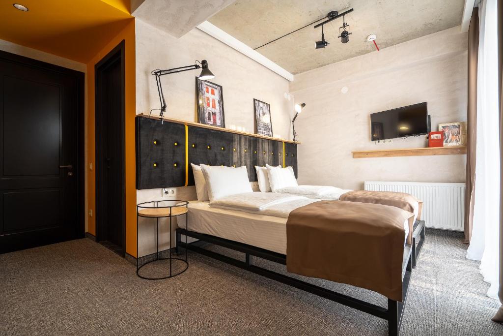 Postel nebo postele na pokoji v ubytování Tbilisi Story Hotel
