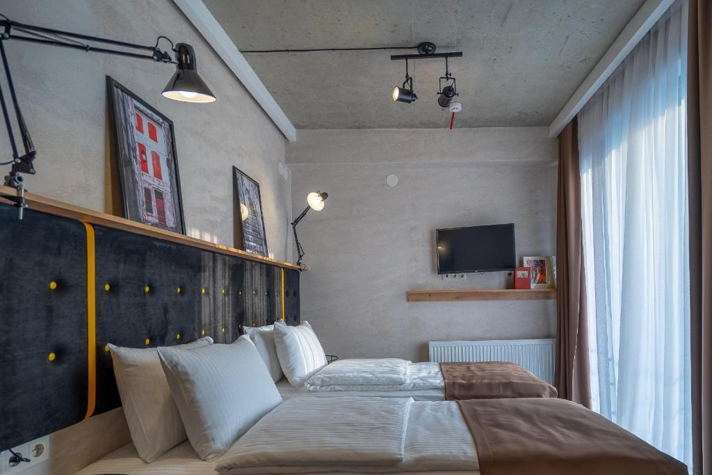 Postel nebo postele na pokoji v ubytování Tbilisi Story Hotel