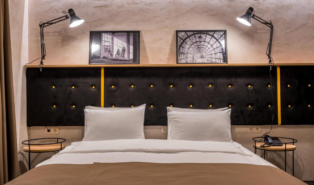 Postel nebo postele na pokoji v ubytování Tbilisi Story Hotel