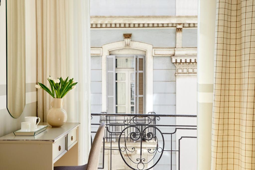 
Family Room (2 Adults + 2 Children)
