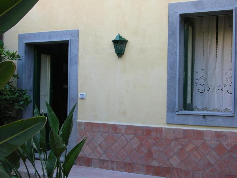 un edificio con una ventana y una lámpara. en La Durlindana B&B en Acireale