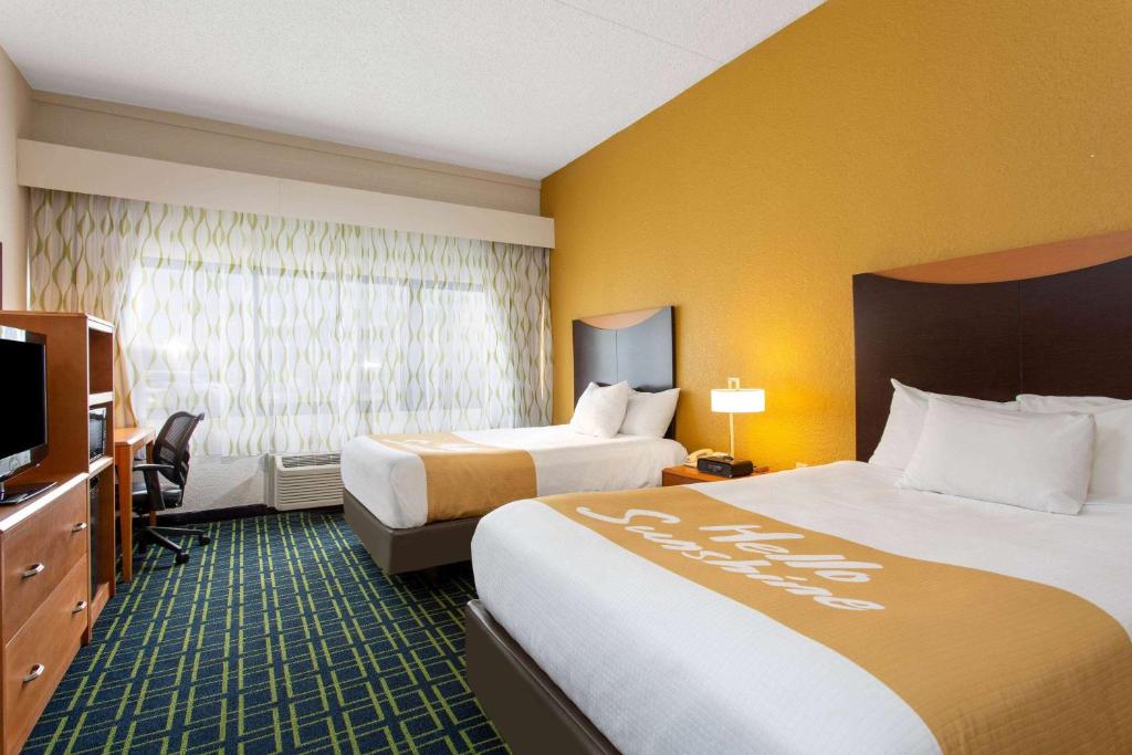 Postel nebo postele na pokoji v ubytování Days Inn by Wyndham Absecon Atlantic City Area