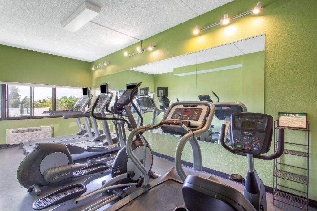 Fitness centrum a/nebo fitness zařízení v ubytování Days Inn by Wyndham Absecon Atlantic City Area