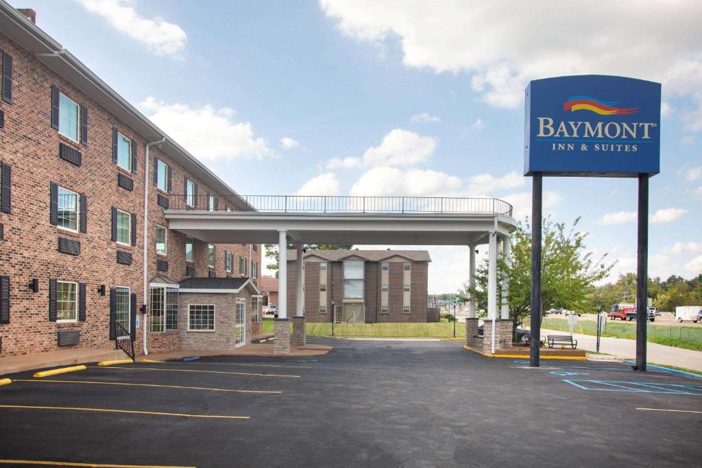 un estacionamiento con un cartel frente a un edificio en Baymont by Wyndham Jefferson City, en Jefferson City