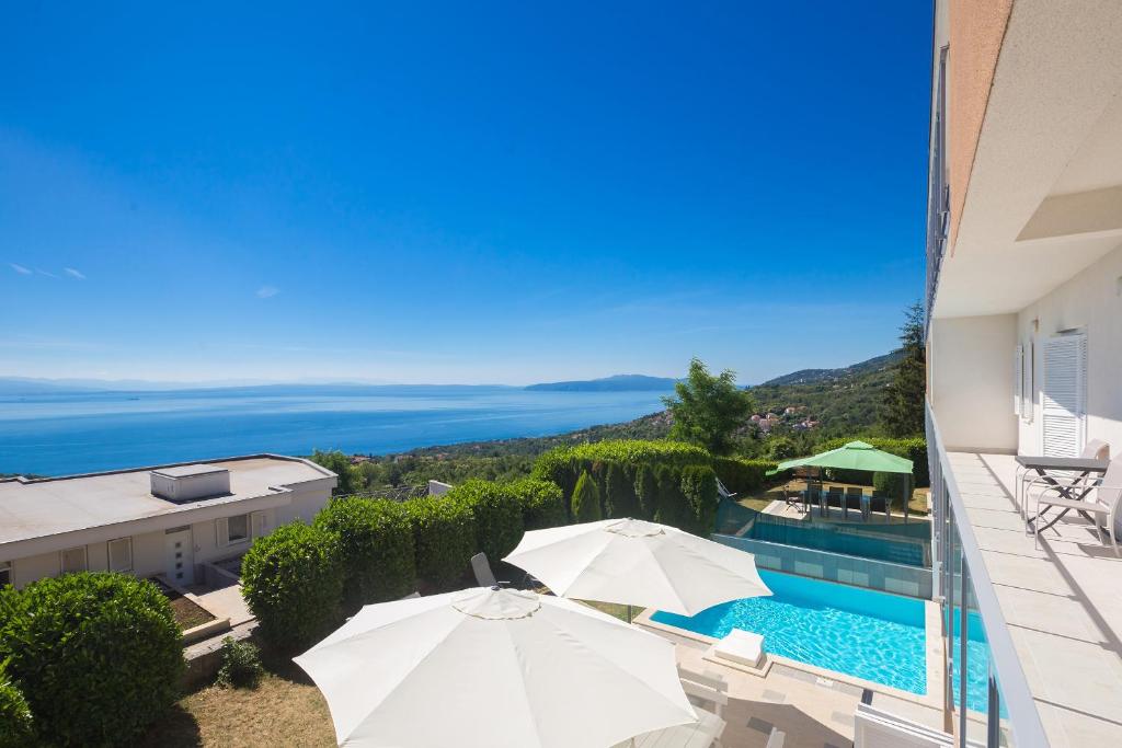 Výhled na bazén z ubytování Luxury villa Vista with pool and sea view nebo okolí