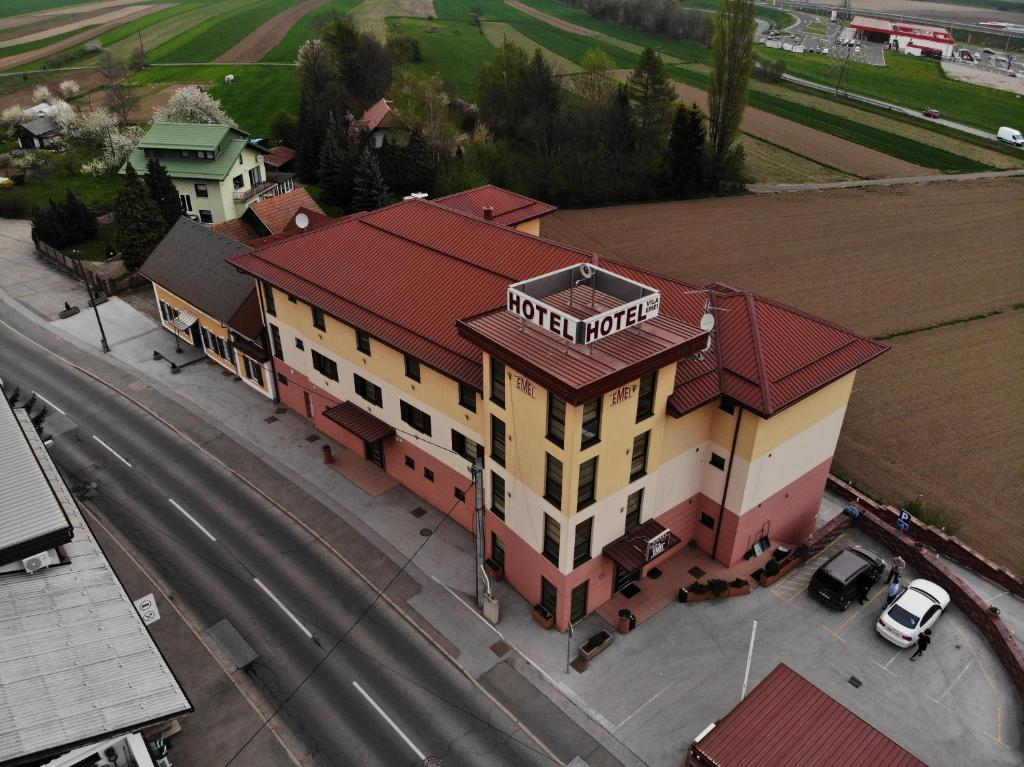 Budova, kde se hotel nachází