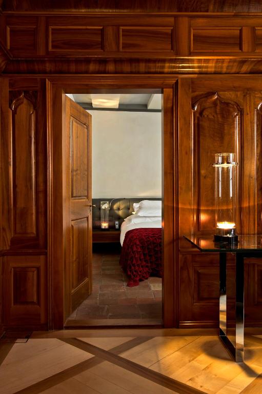 Postel nebo postele na pokoji v ubytování Widder Hotel - Zurichs Luxury Hideaway