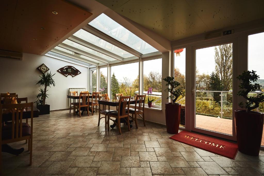 Restaurace v ubytování Hotel Vila Emei