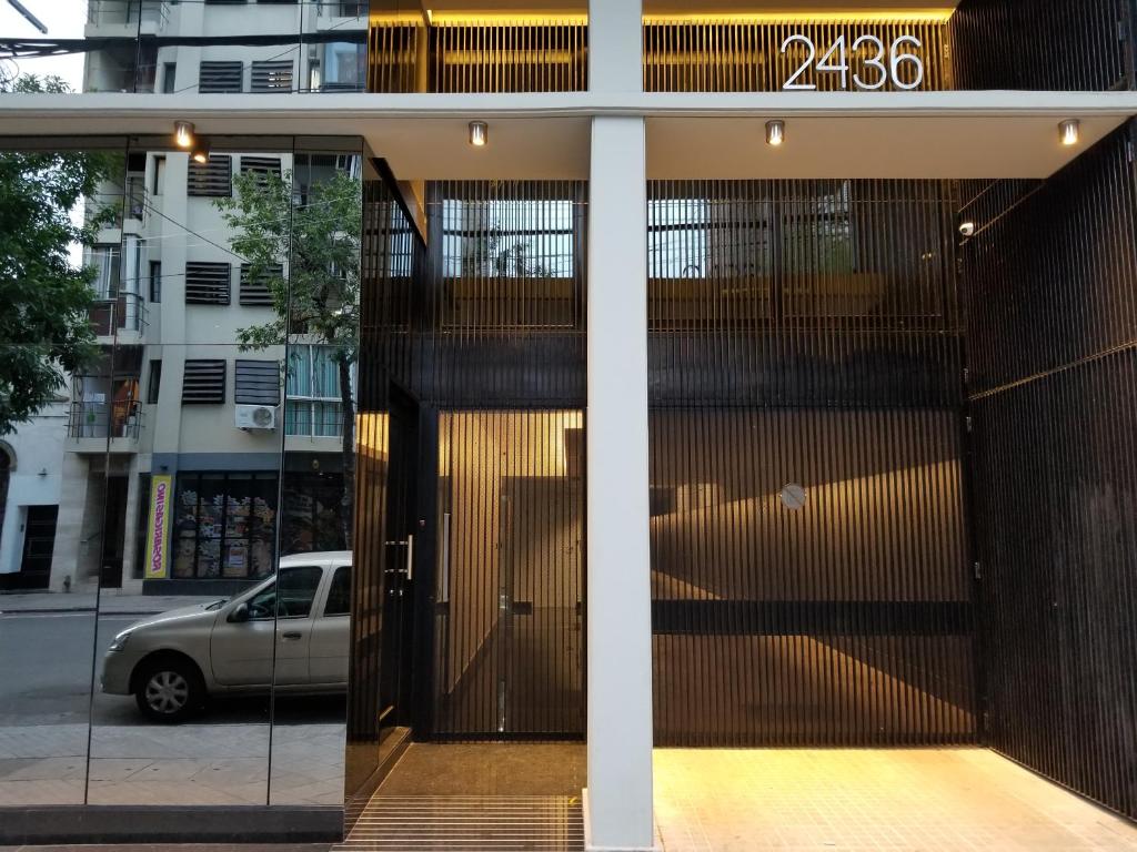 una entrada a un edificio con una puerta de madera en Luminosos y modernos departamentos en Rosario en Rosario