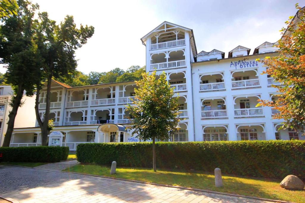 ビンツにあるAparthotel Ostsee by Rujanaの大きな白い建物