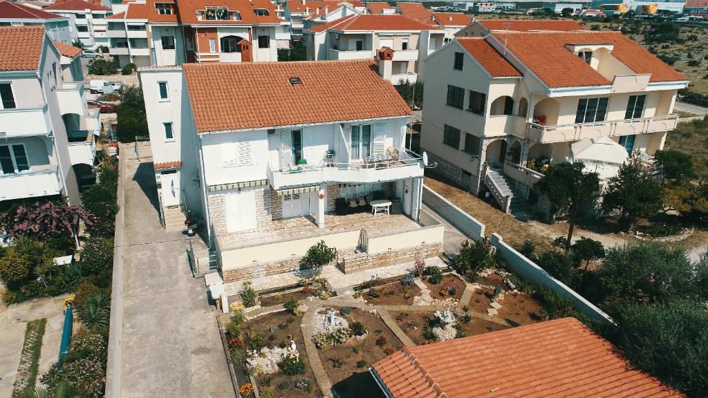 una vista aerea di una casa in una città di Apartments Katra a Novalja (Novaglia)