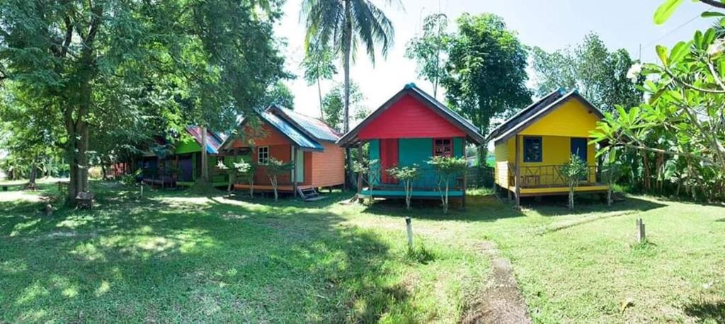 a row of cottages in a yard at Ko Yao Noi Sabai Bungalows in Ko Yao Noi