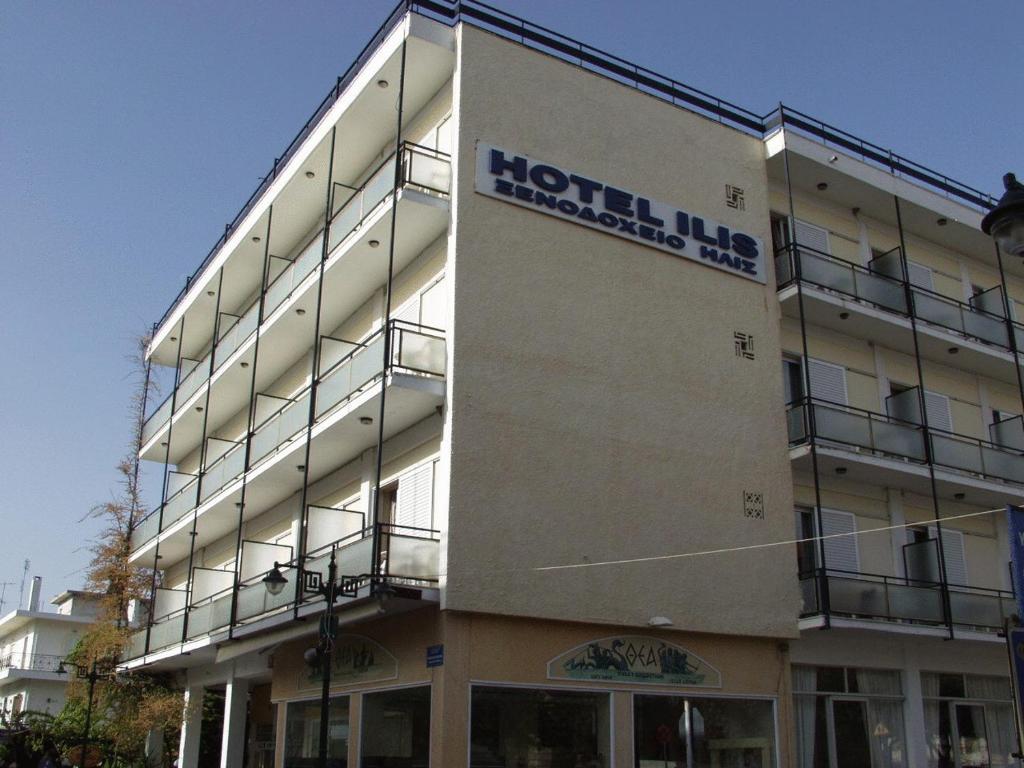 um hotel com uma placa na lateral de um edifício em Ilis Hotel em Olímpia