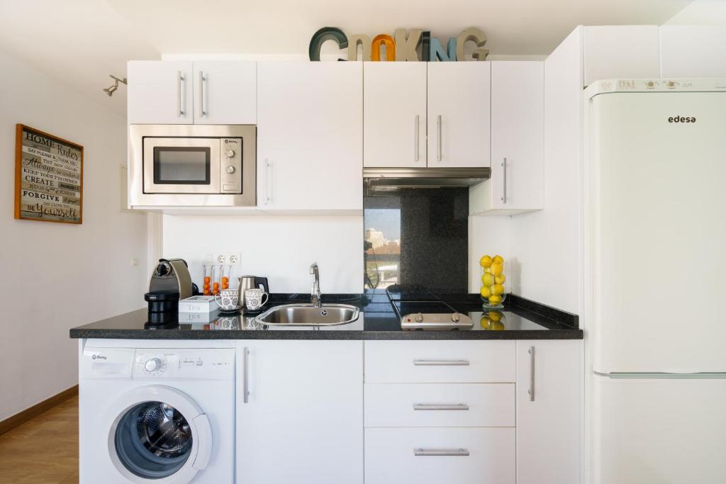 A kitchen or kitchenette at LU&CIA Málaga Skyline