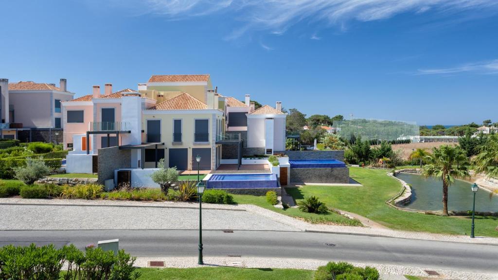 eine Villa mit Blick auf eine Straße und Häuser in der Unterkunft Emily in Almancil