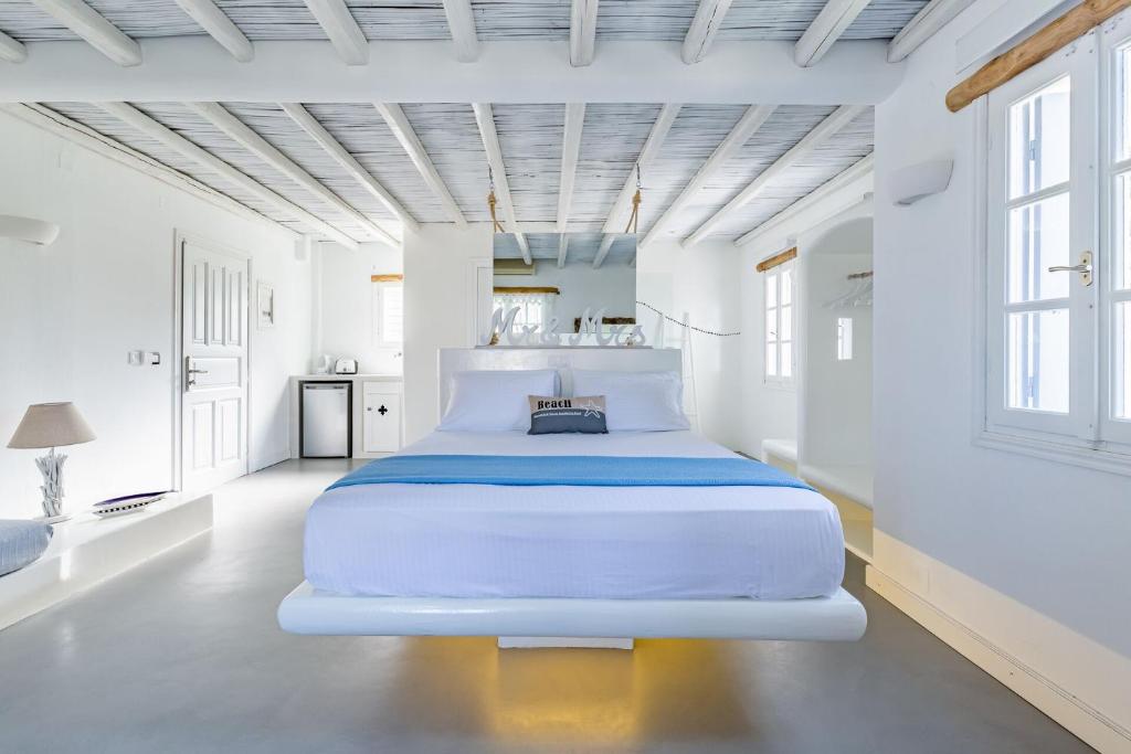 Postel nebo postele na pokoji v ubytování Evlalia Studios & Villas