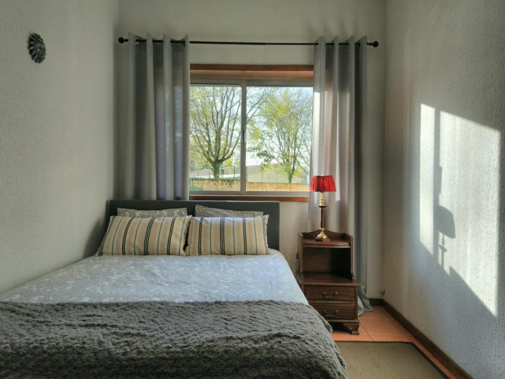 - une chambre avec un grand lit et une fenêtre dans l'établissement ! Free Parking Street ! Ground Floor with Washer!, à Porto