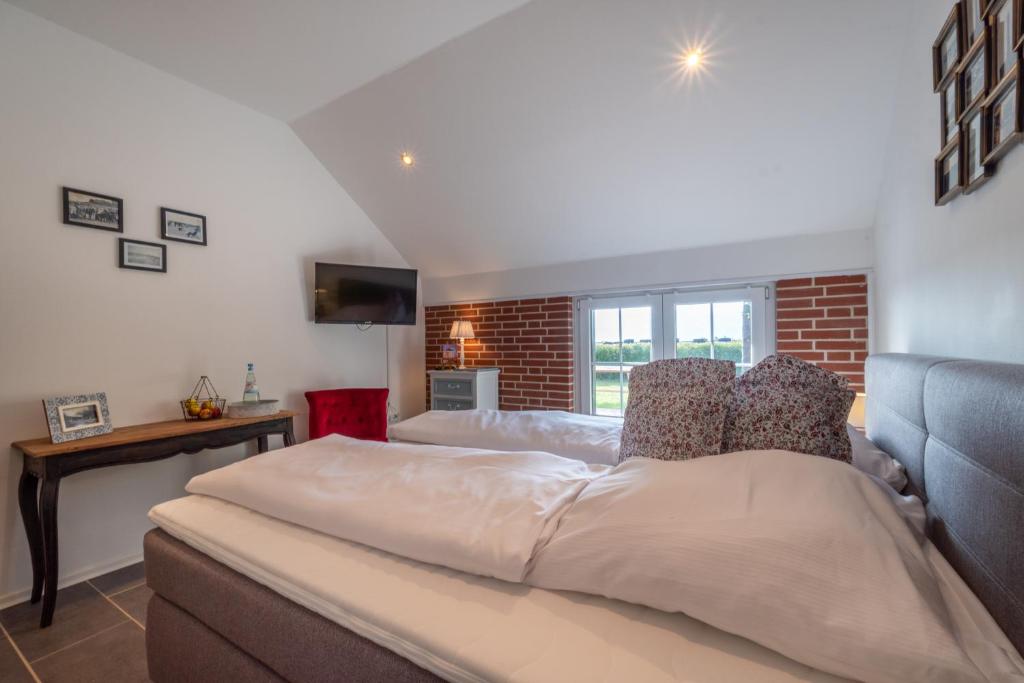 Postel nebo postele na pokoji v ubytování INSEL-LAND-HOTEL MICHAELSEN im Ostland