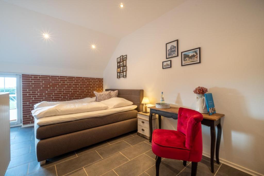 Postel nebo postele na pokoji v ubytování INSEL-LAND-HOTEL MICHAELSEN im Ostland