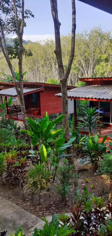 Zahrada ubytování Lanta Maikeaw Bungalow