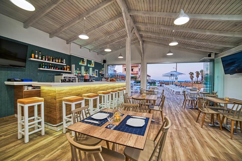 Restauracja lub miejsce do jedzenia w obiekcie Emi Seaside