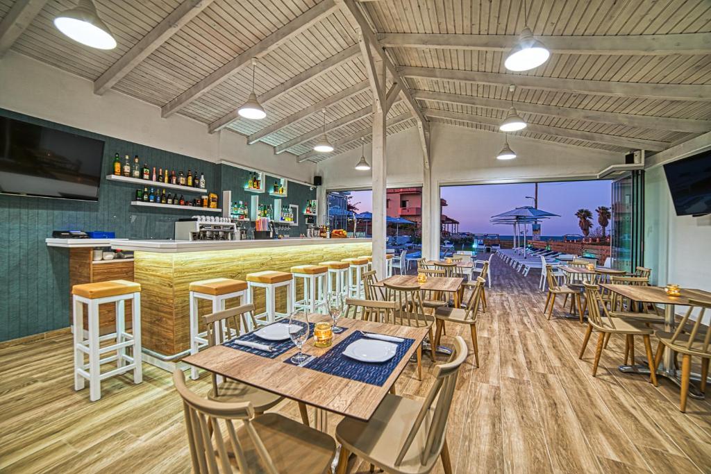 Restauracja lub miejsce do jedzenia w obiekcie Emi Seaside