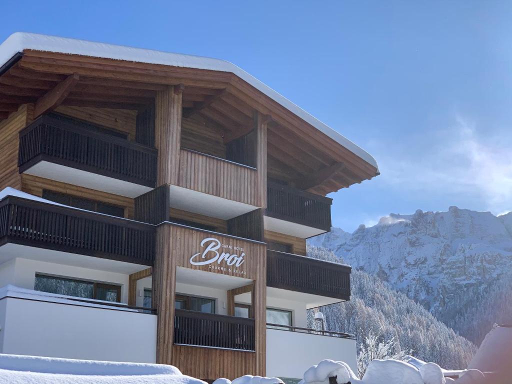 um edifício com um sinal na lateral em Hotel Garni Broi - Charme & Relax em Selva di Val Gardena