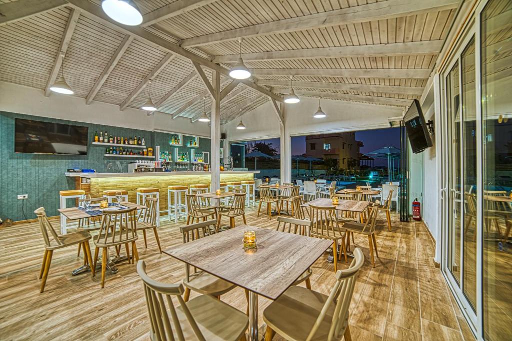 Restauracja lub miejsce do jedzenia w obiekcie Emi Seaside
