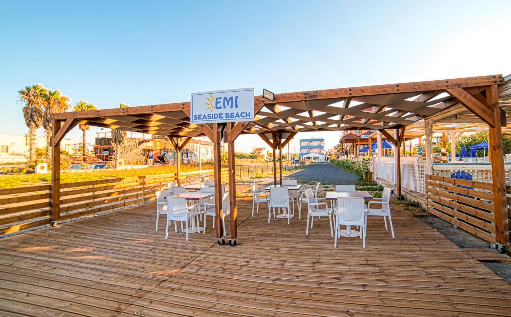 Restauracja lub miejsce do jedzenia w obiekcie Emi Seaside